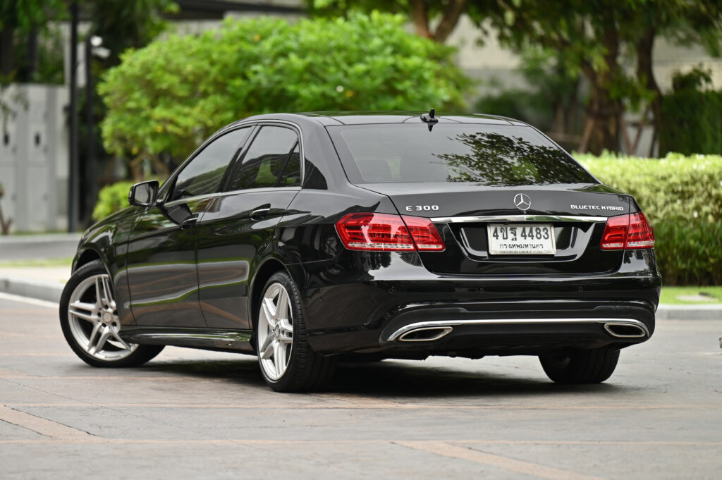 24,000 km แท้ BENZ E300 BLUETEC HYBRID AMG ออกศูนย์เบนซ์ธนบุรีรถบ้านประวัติ Service ศูนย์ตามระยะครับ