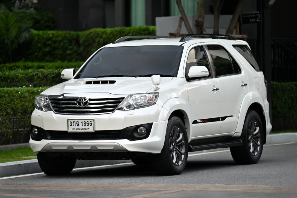 80,000 km Fortuner TRD Sportivo 4 3.0V 4WD 5 Speed สีขาวภายในดำ รถชาวสวีเดนใช้น้อยมากสภาพดีเยี่ยม