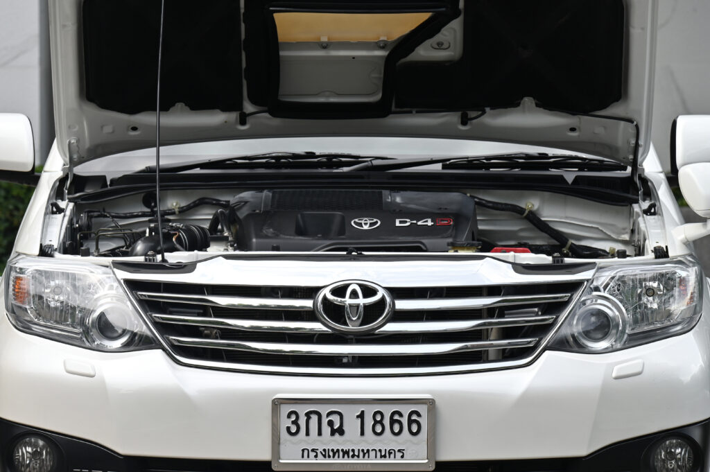 80,000 km Fortuner TRD Sportivo 4 3.0V 4WD 5 Speed สีขาวภายในดำ รถชาวสวีเดนใช้น้อยมากสภาพดีเยี่ยม