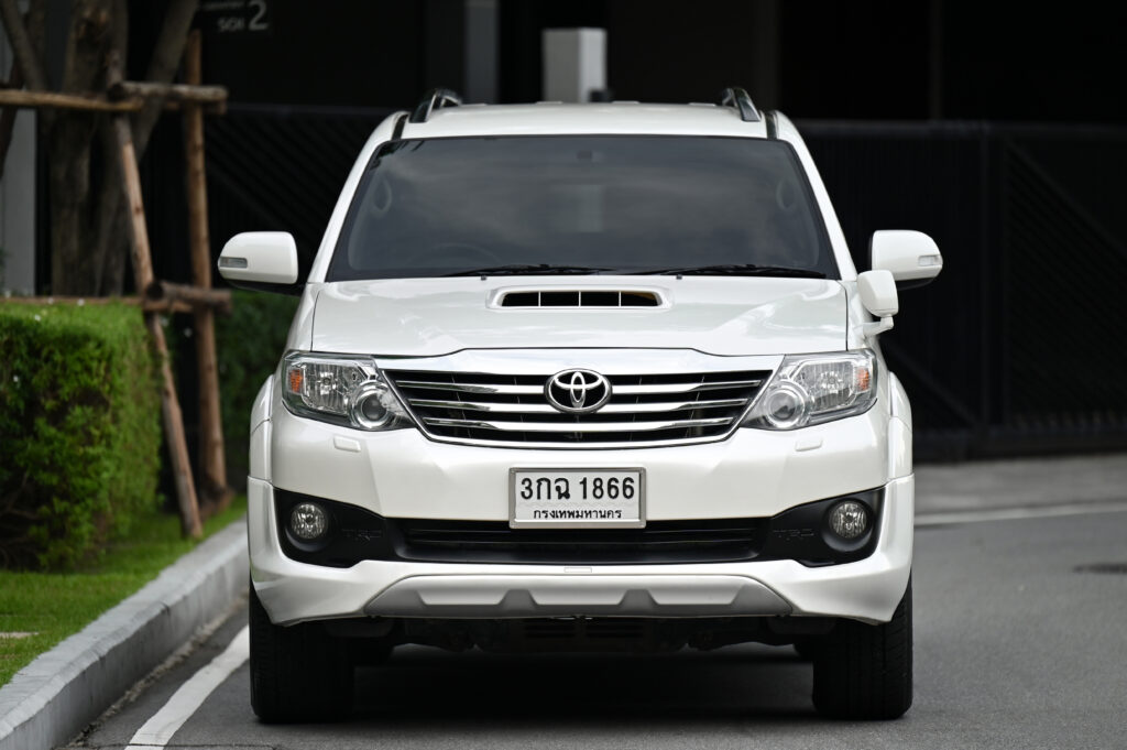 80,000 km Fortuner TRD Sportivo 4 3.0V 4WD 5 Speed สีขาวภายในดำ รถชาวสวีเดนใช้น้อยมากสภาพดีเยี่ยม