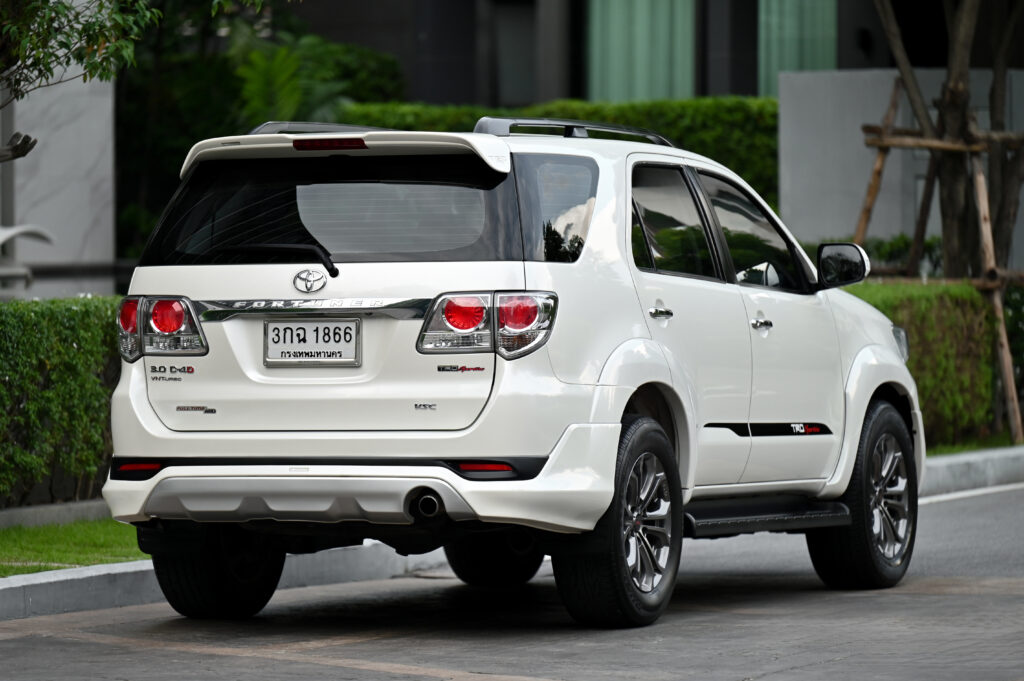 80,000 km Fortuner TRD Sportivo 4 3.0V 4WD 5 Speed สีขาวภายในดำ รถชาวสวีเดนใช้น้อยมากสภาพดีเยี่ยม