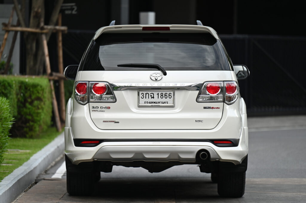 80,000 km Fortuner TRD Sportivo 4 3.0V 4WD 5 Speed สีขาวภายในดำ รถชาวสวีเดนใช้น้อยมากสภาพดีเยี่ยม