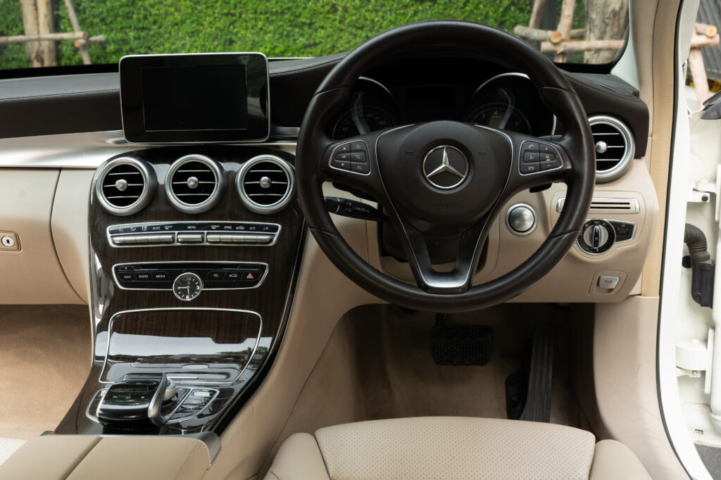 Benz C180 1.6 Exclusive เครื่องยนต์เบนซินล้วน สีขาวภายในสีเบจ รถบ้านสวยมากสภาพดีครับ