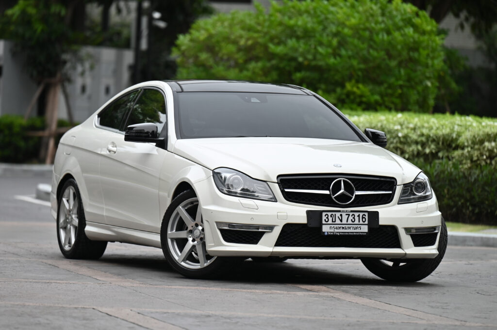 51,726 km Benz C180 Coupe AMG หลังคาแก้ว สีขาวเบาะแดง รถบ้านสภาพดีมาก ไม่มีอุบัติเหตุครับ"