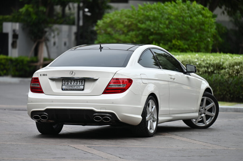 51,726 km Benz C180 Coupe AMG หลังคาแก้ว สีขาวเบาะแดง รถบ้านสภาพดีมาก ไม่มีอุบัติเหตุครับ"