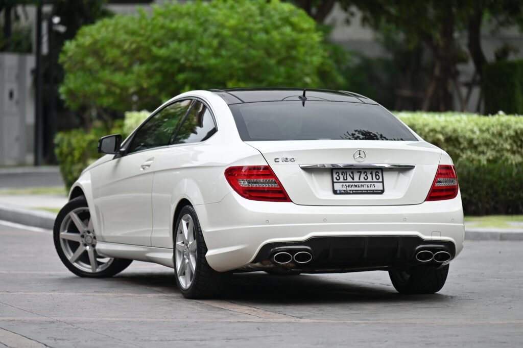 51,726 km Benz C180 Coupe AMG หลังคาแก้ว สีขาวเบาะแดง รถบ้านสภาพดีมาก ไม่มีอุบัติเหตุครับ"