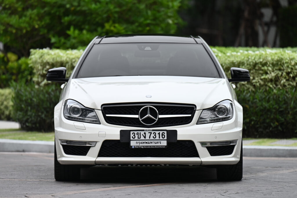 51,726 km Benz C180 Coupe AMG หลังคาแก้ว สีขาวเบาะแดง รถบ้านสภาพดีมาก ไม่มีอุบัติเหตุครับ"