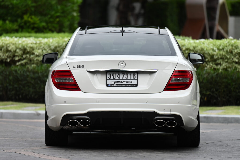 51,726 km Benz C180 Coupe AMG หลังคาแก้ว สีขาวเบาะแดง รถบ้านสภาพดีมาก ไม่มีอุบัติเหตุครับ"