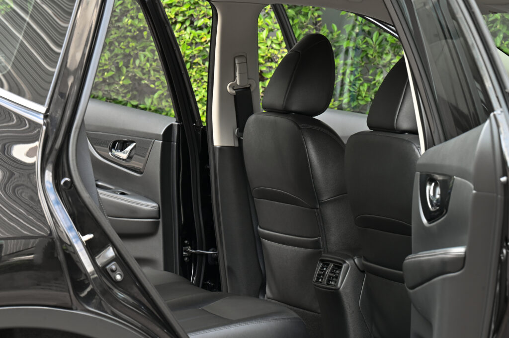 69,871 km Nissan X-Trail 2.0V 4WD T32 ประวัติศูนย์ ไม่มีอุบัติเหตุหนัก สีดำ BlackStar ไมล์น้อยสวยมาก