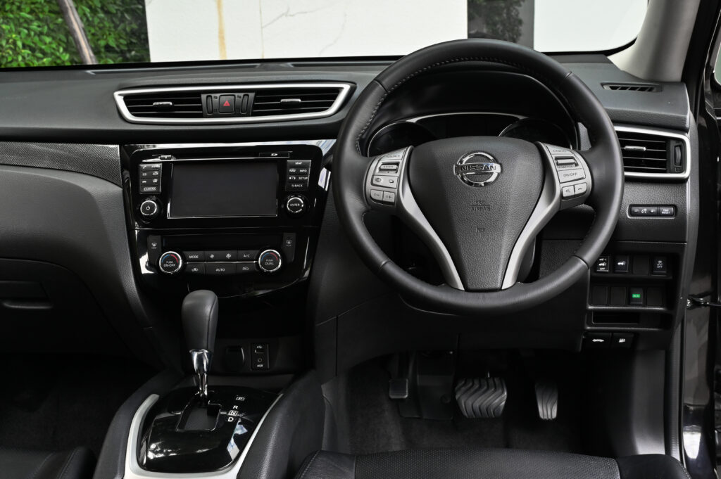 69,871 km Nissan X-Trail 2.0V 4WD T32 ประวัติศูนย์ ไม่มีอุบัติเหตุหนัก สีดำ BlackStar ไมล์น้อยสวยมาก