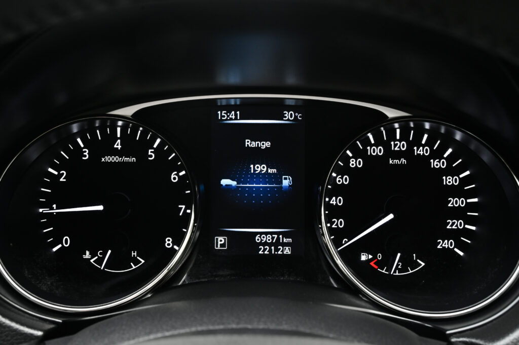 69,871 km Nissan X-Trail 2.0V 4WD T32 ประวัติศูนย์ ไม่มีอุบัติเหตุหนัก สีดำ BlackStar ไมล์น้อยสวยมาก