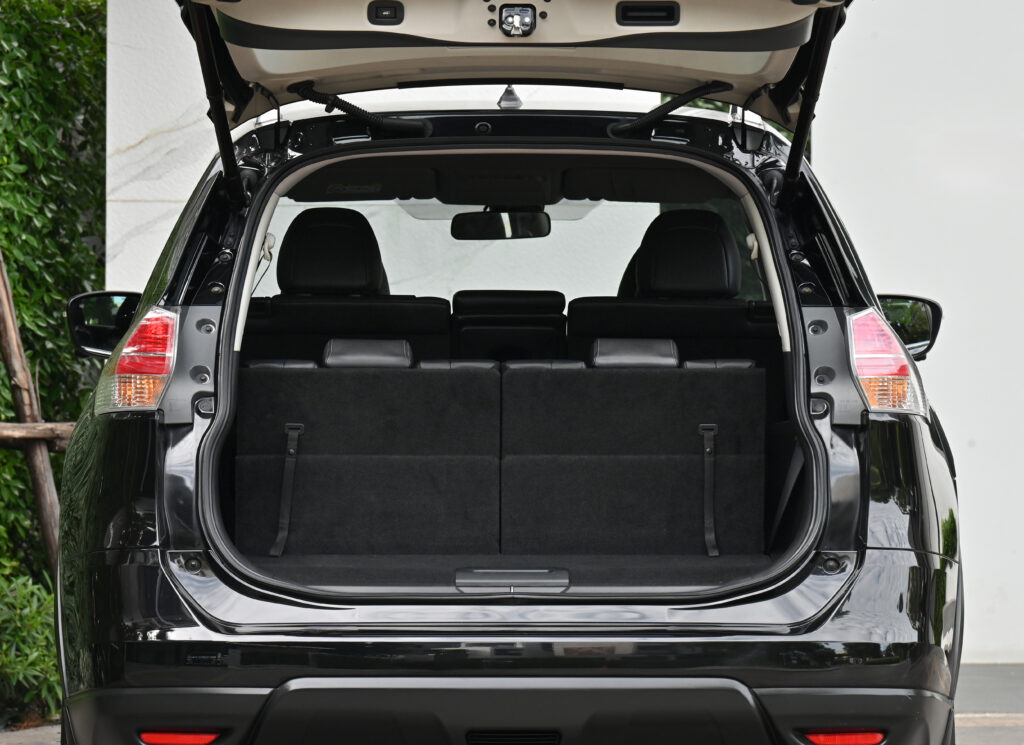 69,871 km Nissan X-Trail 2.0V 4WD T32 ประวัติศูนย์ ไม่มีอุบัติเหตุหนัก สีดำ BlackStar ไมล์น้อยสวยมาก