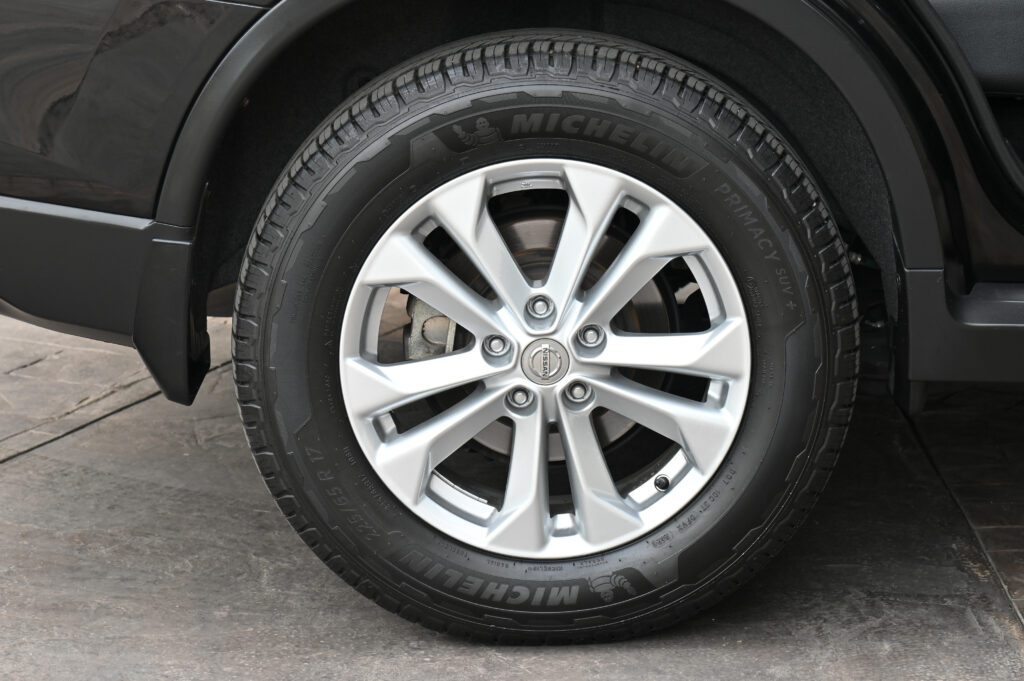 69,871 km Nissan X-Trail 2.0V 4WD T32 ประวัติศูนย์ ไม่มีอุบัติเหตุหนัก สีดำ BlackStar ไมล์น้อยสวยมาก