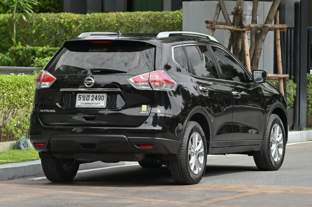 69,871 km Nissan X-Trail 2.0V 4WD T32 ประวัติศูนย์ ไม่มีอุบัติเหตุหนัก สีดำ BlackStar ไมล์น้อยสวยมาก
