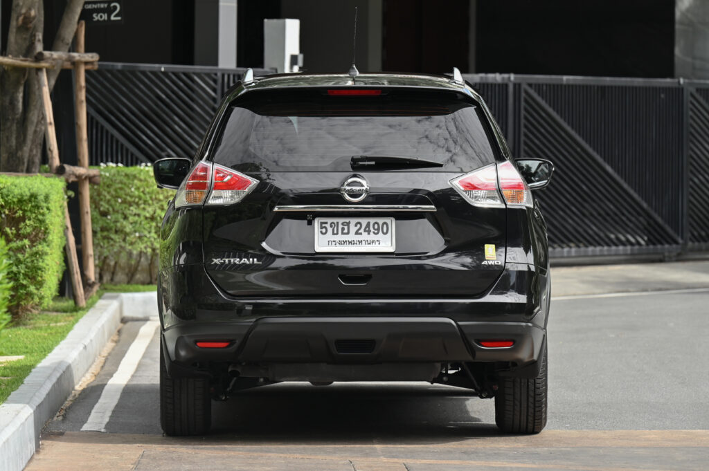 69,871 km Nissan X-Trail 2.0V 4WD T32 ประวัติศูนย์ ไม่มีอุบัติเหตุหนัก สีดำ BlackStar ไมล์น้อยสวยมาก