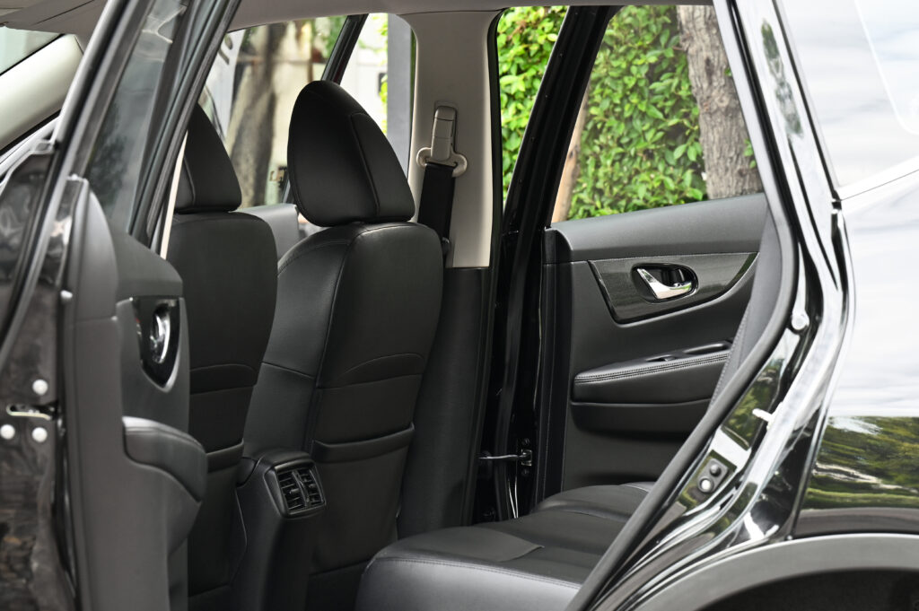 69,871 km Nissan X-Trail 2.0V 4WD T32 ประวัติศูนย์ ไม่มีอุบัติเหตุหนัก สีดำ BlackStar ไมล์น้อยสวยมาก