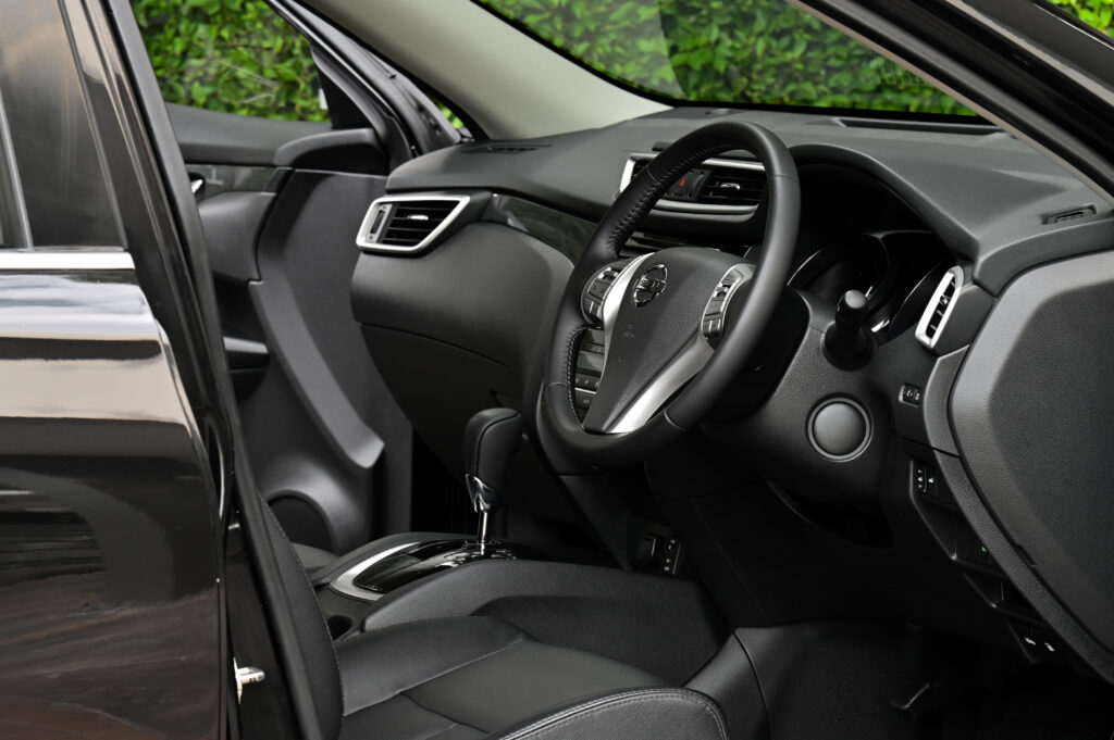 69,871 km Nissan X-Trail 2.0V 4WD T32 ประวัติศูนย์ ไม่มีอุบัติเหตุหนัก สีดำ BlackStar ไมล์น้อยสวยมาก