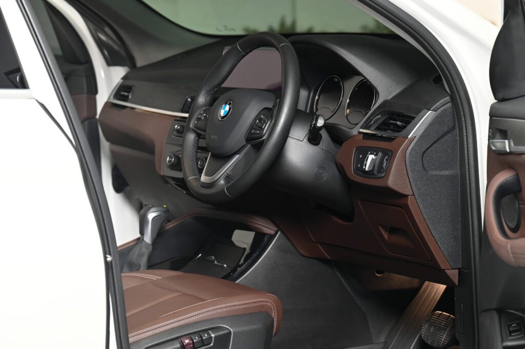 54,916 km BMW X1 sDrive18d xLine ปรับอุปกรณ์แล้ว Logo อยู่ท้ายรถ ไมล์ดิจิตอล รถบ้านมือเดียวสภาพดีมาก
