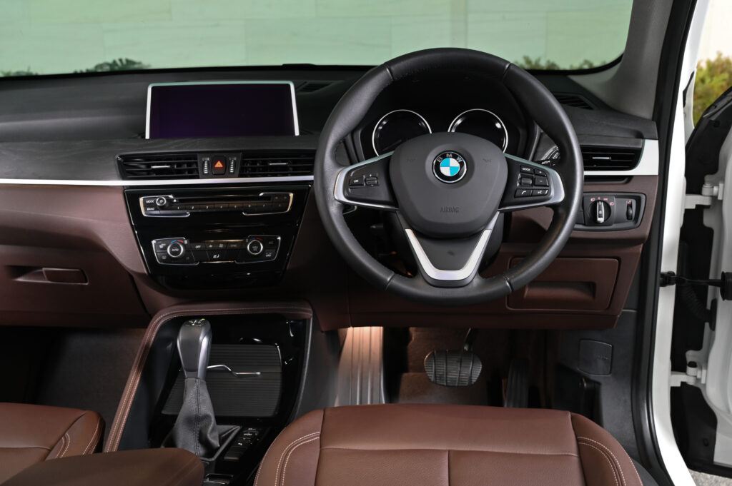 54,916 km BMW X1 sDrive18d xLine ปรับอุปกรณ์แล้ว Logo อยู่ท้ายรถ ไมล์ดิจิตอล รถบ้านมือเดียวสภาพดีมาก
