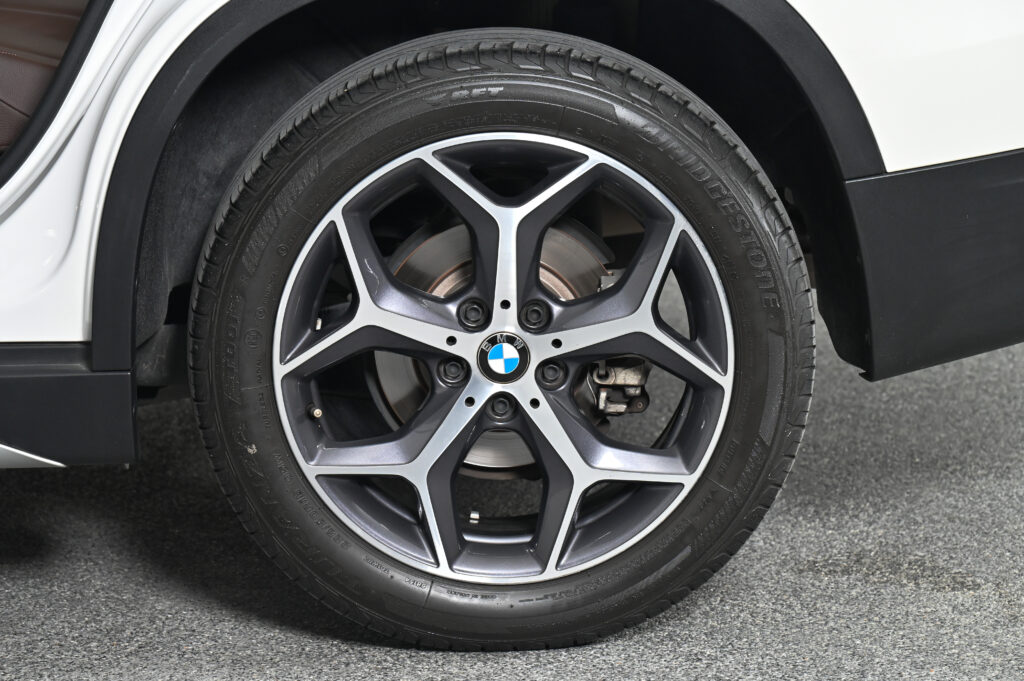 54,916 km BMW X1 sDrive18d xLine ปรับอุปกรณ์แล้ว Logo อยู่ท้ายรถ ไมล์ดิจิตอล รถบ้านมือเดียวสภาพดีมาก