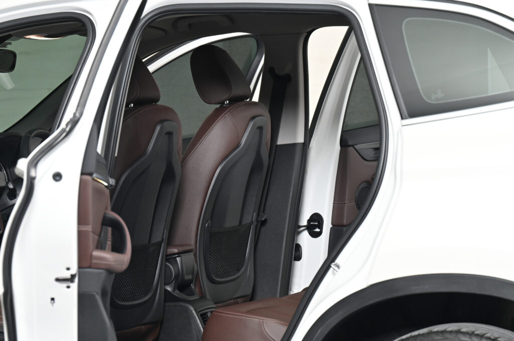 54,916 km BMW X1 sDrive18d xLine ปรับอุปกรณ์แล้ว Logo อยู่ท้ายรถ ไมล์ดิจิตอล รถบ้านมือเดียวสภาพดีมาก