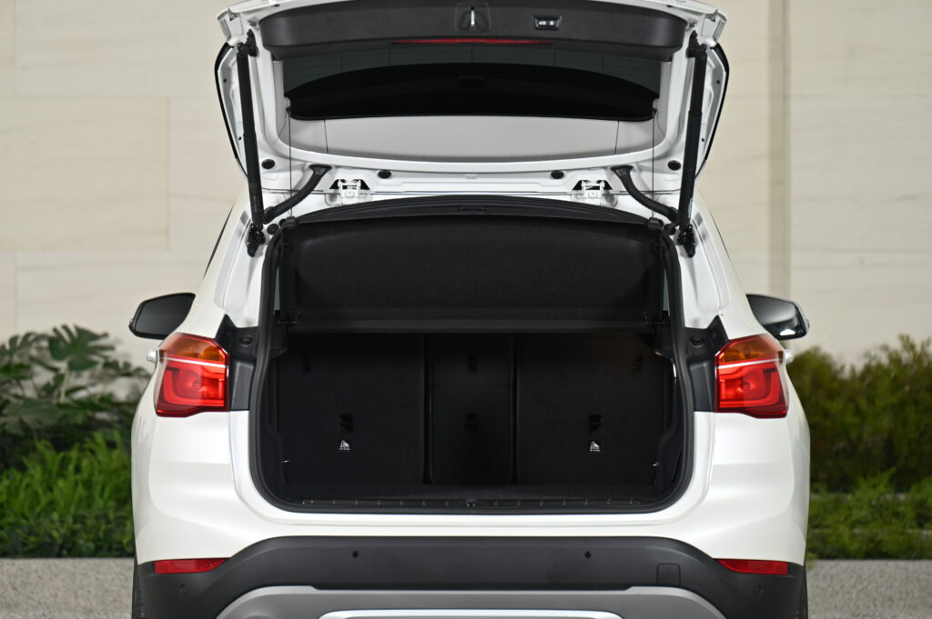 54,916 km BMW X1 sDrive18d xLine ปรับอุปกรณ์แล้ว Logo อยู่ท้ายรถ ไมล์ดิจิตอล รถบ้านมือเดียวสภาพดีมาก