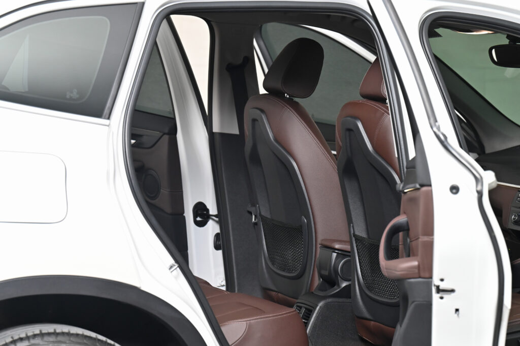 54,916 km BMW X1 sDrive18d xLine ปรับอุปกรณ์แล้ว Logo อยู่ท้ายรถ ไมล์ดิจิตอล รถบ้านมือเดียวสภาพดีมาก