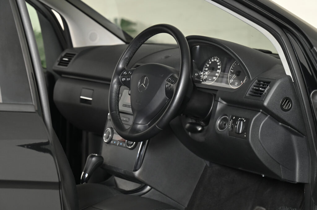 67,230 km BENZ A180 CDI เครื่องยนต์ดีเซล เจ้าของอยู่ซอยศุภราช รถบ้านสภาพดีสวยน่ารักน่าใช้มากครับ