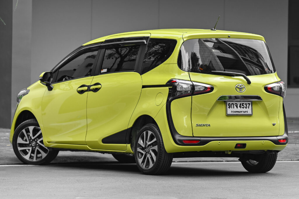 66,890 km Sienta 1.5V รุ่น TOP สีเขียว Citrus Mica Metallic สวยมากๆ รถบ้านมือเดียวสภาพดีเยี่ยมครับ