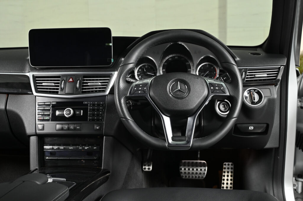 70,386 km BENZ W212 E250 CDI AMG SPORTS PACKAGE เกียร์คอพวงมาลัย 7 SPEED ที่คุณๆชื่นชอบครับ