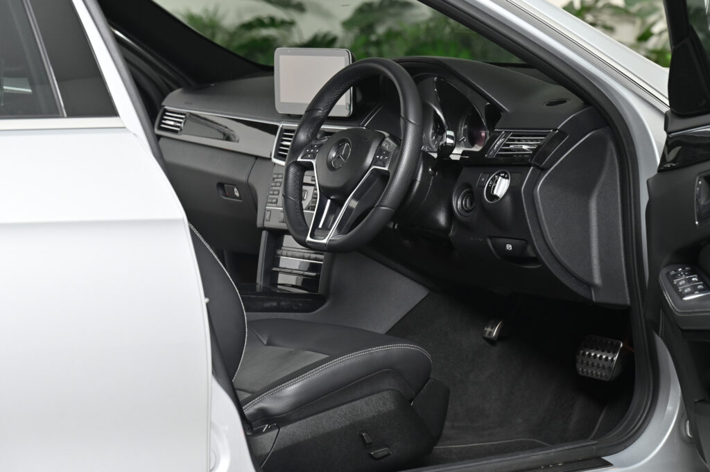 70,386 km BENZ W212 E250 CDI AMG SPORTS PACKAGE เกียร์คอพวงมาลัย 7 SPEED ที่คุณๆชื่นชอบครับ