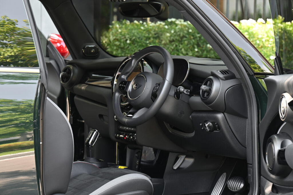 10,861 km MINI John Cooper Works ปี 2023 ขายดาวน์ 600,000 เปลี่ยนสัญญาผ่อนต่อหรือซื้อสดก็ได้เช่นกัน