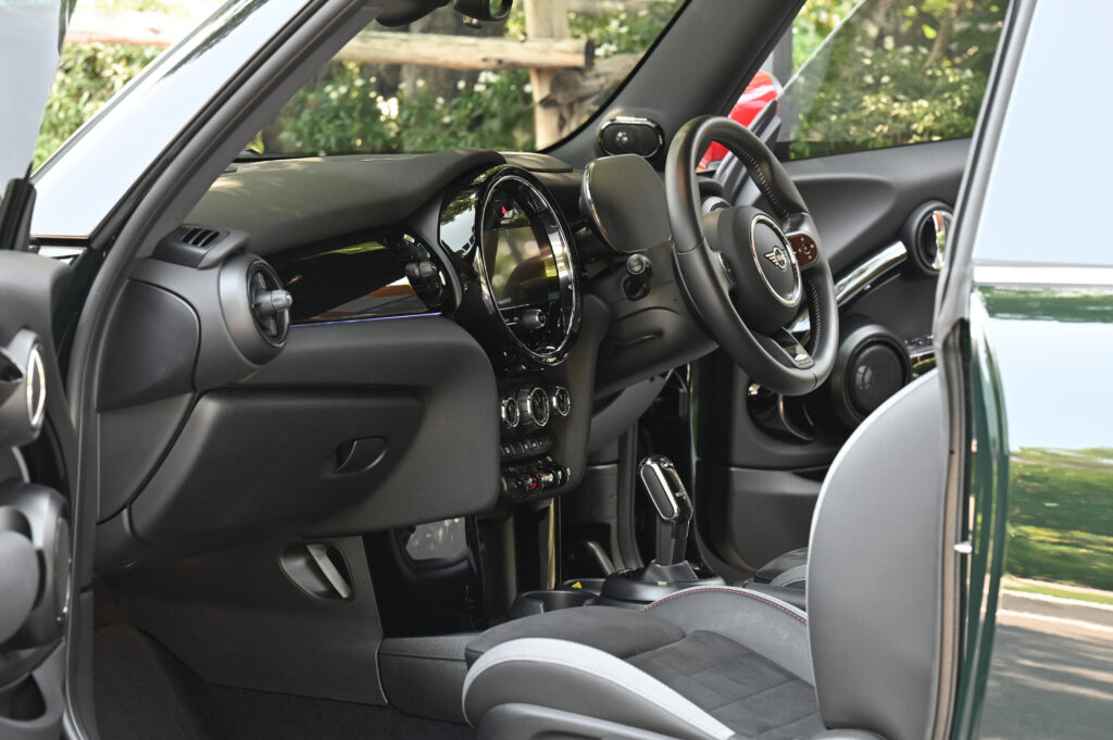 10,861 km MINI John Cooper Works ปี 2023 ขายดาวน์ 600,000 เปลี่ยนสัญญาผ่อนต่อหรือซื้อสดก็ได้เช่นกัน