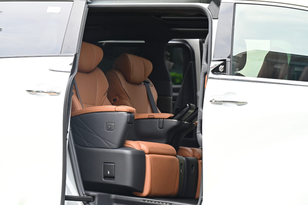 ขายรถใหม่ศูนย์โตโยต้า Alphard HEV Luxury รุ่น Top ยังไม่จดทะเบียน เบาะ Executive Lounge สีน้ำตาล
