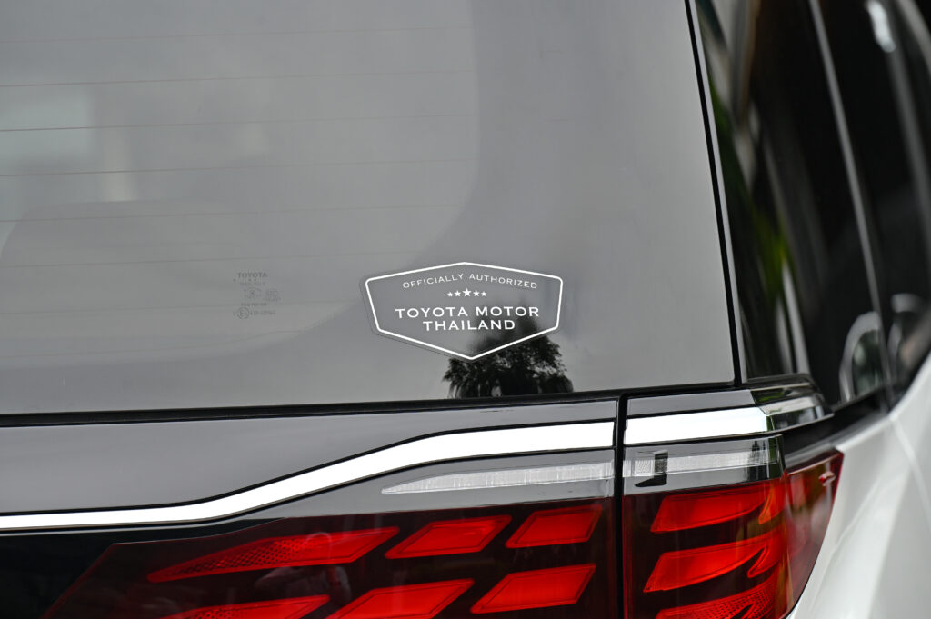 ขายรถใหม่ศูนย์โตโยต้า Alphard HEV Luxury รุ่น Top ยังไม่จดทะเบียน เบาะ Executive Lounge สีน้ำตาล
