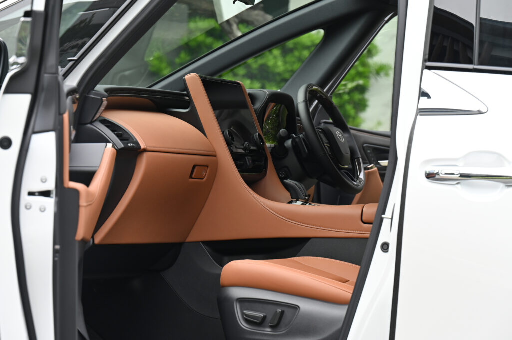 ขายรถใหม่ศูนย์โตโยต้า Alphard HEV Luxury รุ่น Top ยังไม่จดทะเบียน เบาะ Executive Lounge สีน้ำตาล
