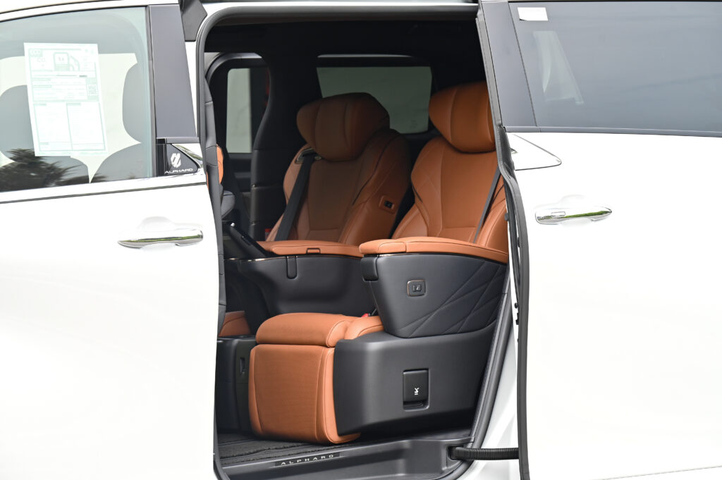ขายรถใหม่ศูนย์โตโยต้า Alphard HEV Luxury รุ่น Top ยังไม่จดทะเบียน เบาะ Executive Lounge สีน้ำตาล