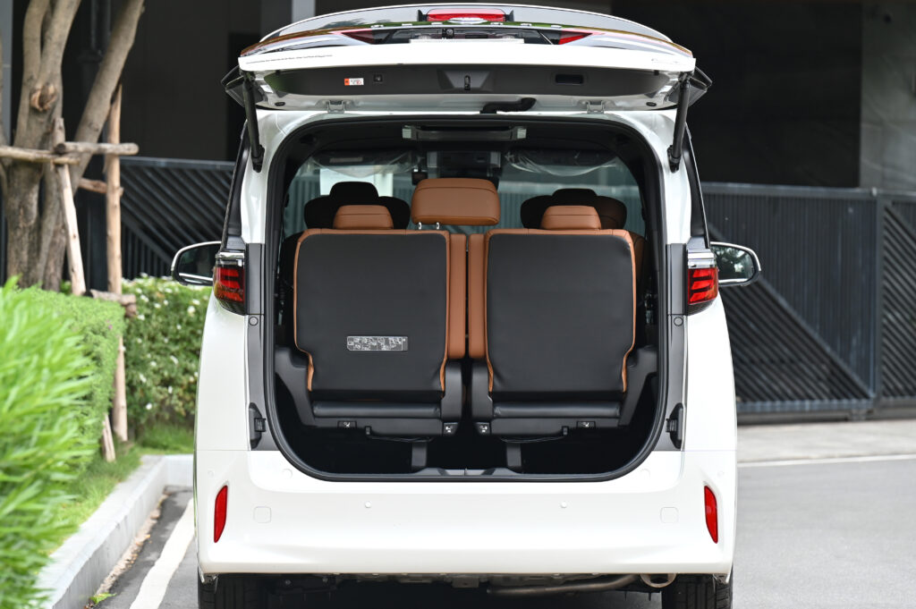 ขายรถใหม่ศูนย์โตโยต้า Alphard HEV Luxury รุ่น Top ยังไม่จดทะเบียน เบาะ Executive Lounge สีน้ำตาล