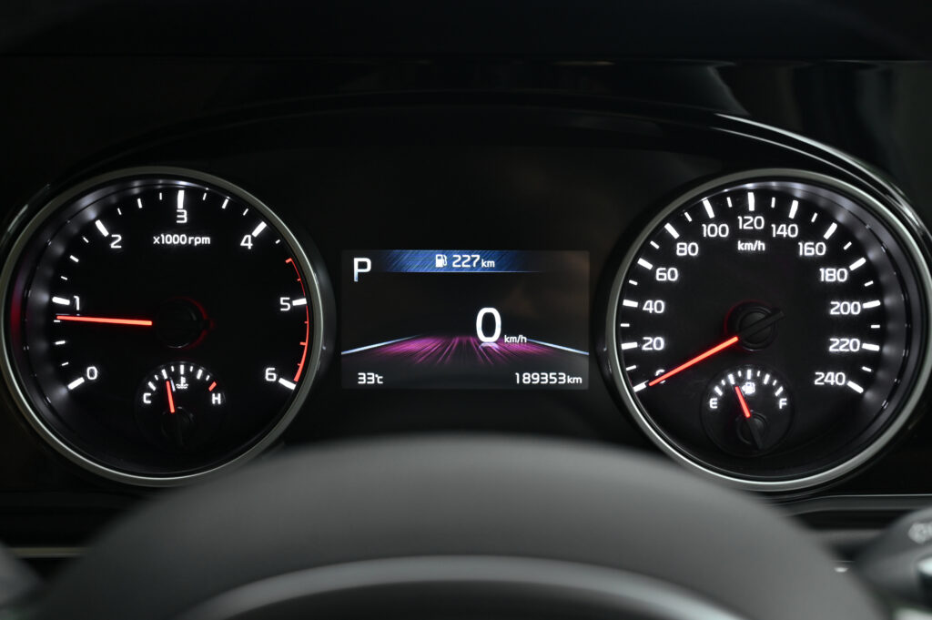KIA CARNIVAL ดีเซล 2.2 EX 8AT ปี 2022 โลโก้ใหม่ 11 ที่นั่ง มีประวัติศูนย์ ขับดีมาก ไม่มีอุบัติเหตุ