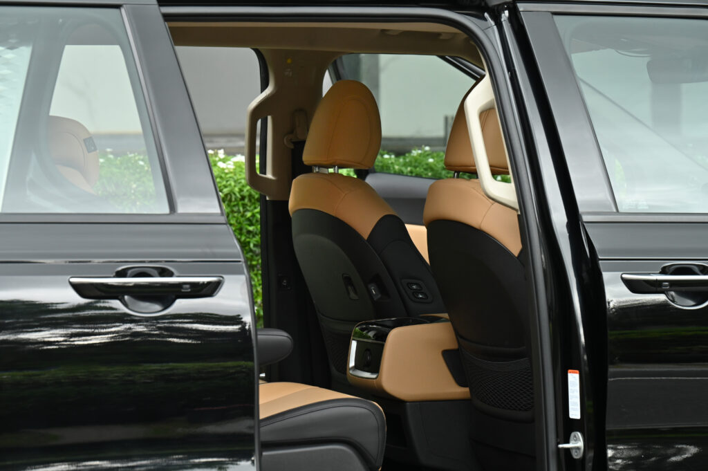KIA CARNIVAL ดีเซล 2.2 EX 8AT ปี 2022 โลโก้ใหม่ 11 ที่นั่ง มีประวัติศูนย์ ขับดีมาก ไม่มีอุบัติเหตุ