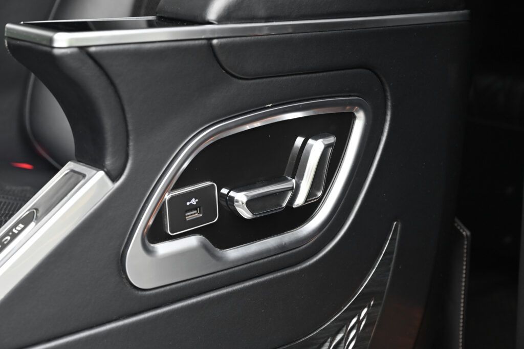 65,033 km Hyundai Staria PREMIUM 2.2 รุ่น TOP สุด หลังคา Sunroof เบาะ VIP 7 ที่นั่ง รถมือเดียวสภาพดี