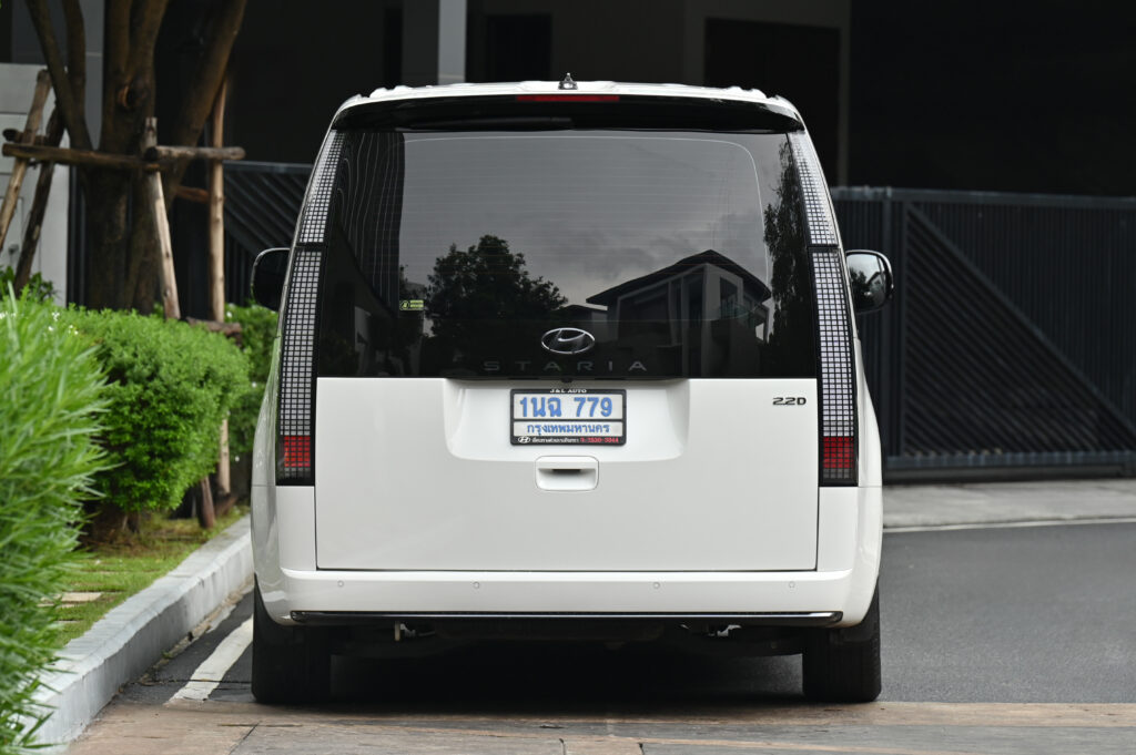 65,033 km Hyundai Staria PREMIUM 2.2 รุ่น TOP สุด หลังคา Sunroof เบาะ VIP 7 ที่นั่ง รถมือเดียวสภาพดี
