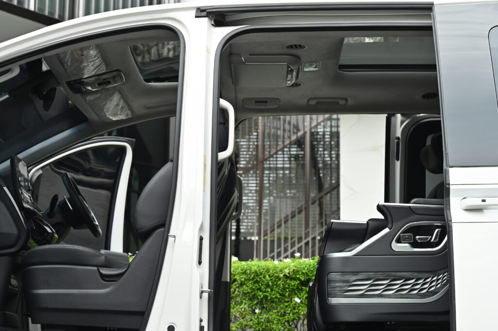 65,033 km Hyundai Staria PREMIUM 2.2 รุ่น TOP สุด หลังคา Sunroof เบาะ VIP 7 ที่นั่ง รถมือเดียวสภาพดี