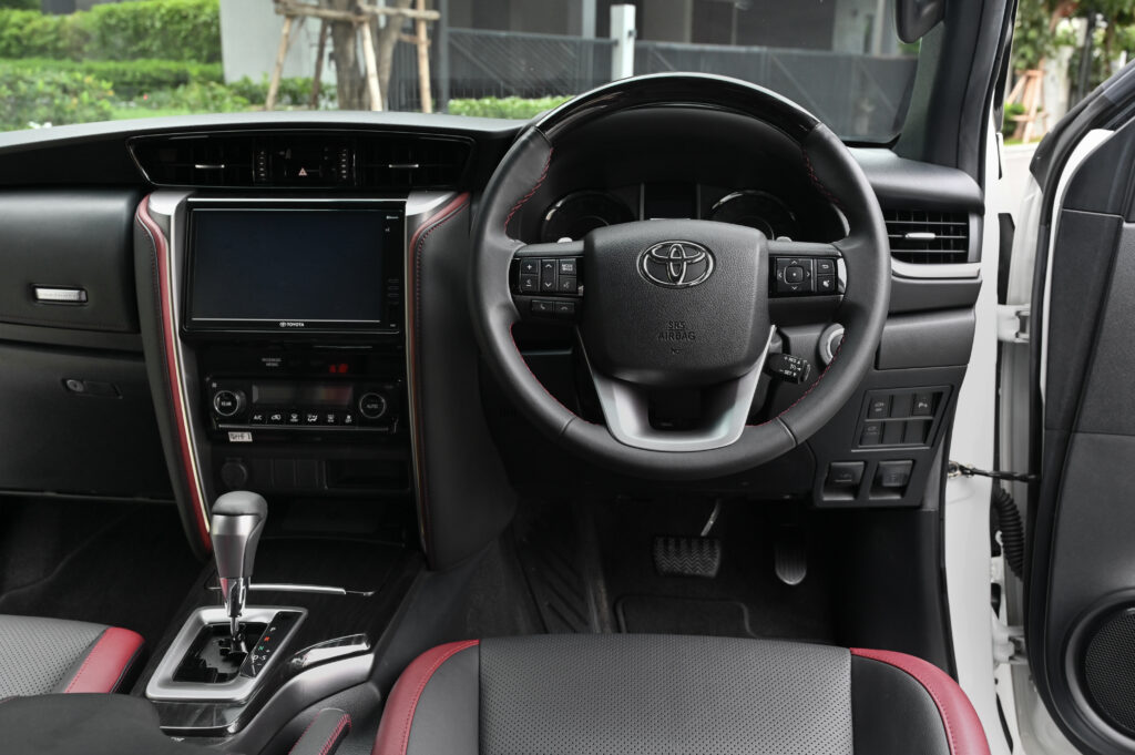70,696 km Fortuner 2.4 LEGENDER รถบ้านมือเดียวสภาพดีมาก ประวัติศูนย์โตโยต้าตามระยะ ไม่มีอุบัติเหตุ