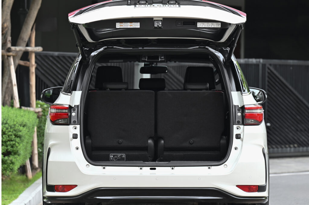 70,696 km Fortuner 2.4 LEGENDER รถบ้านมือเดียวสภาพดีมาก ประวัติศูนย์โตโยต้าตามระยะ ไม่มีอุบัติเหตุ