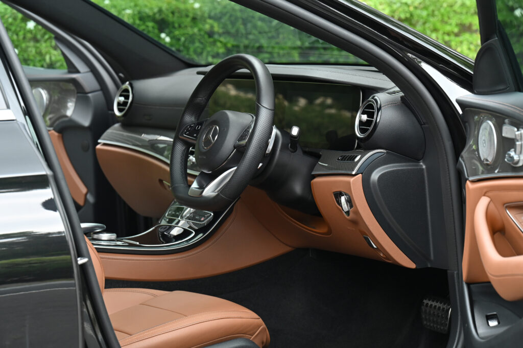 BENZ E220 d AMG Dynamic W213 สีดำ ภายในสีน้ำตาล Saddle Brown สวยมาก ออกศูนย์เบนซ์ทองหล่อสภาพดีเยี่ยม