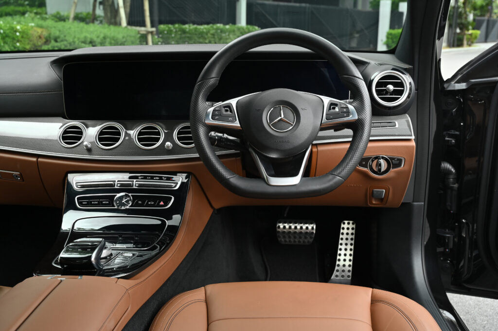 BENZ E220 d AMG Dynamic W213 สีดำ ภายในสีน้ำตาล Saddle Brown สวยมาก ออกศูนย์เบนซ์ทองหล่อสภาพดีเยี่ยม