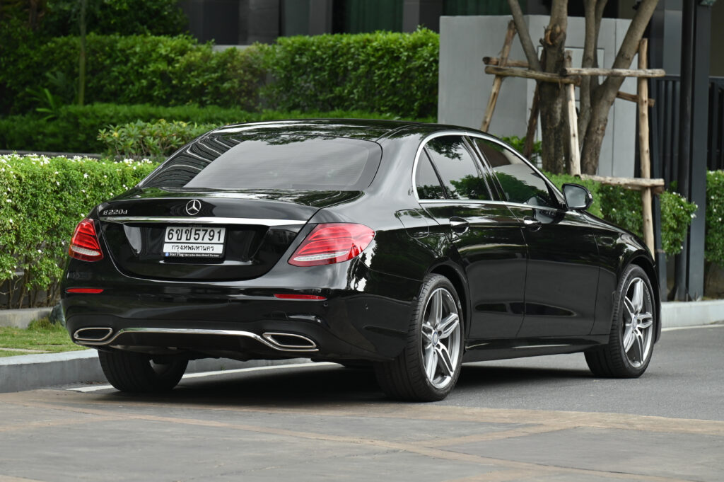 BENZ E220 d AMG Dynamic W213 สีดำ ภายในสีน้ำตาล Saddle Brown สวยมาก ออกศูนย์เบนซ์ทองหล่อสภาพดีเยี่ยม
