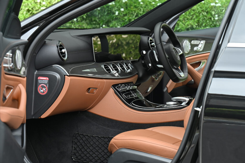 BENZ E220 d AMG Dynamic W213 สีดำ ภายในสีน้ำตาล Saddle Brown สวยมาก ออกศูนย์เบนซ์ทองหล่อสภาพดีเยี่ยม