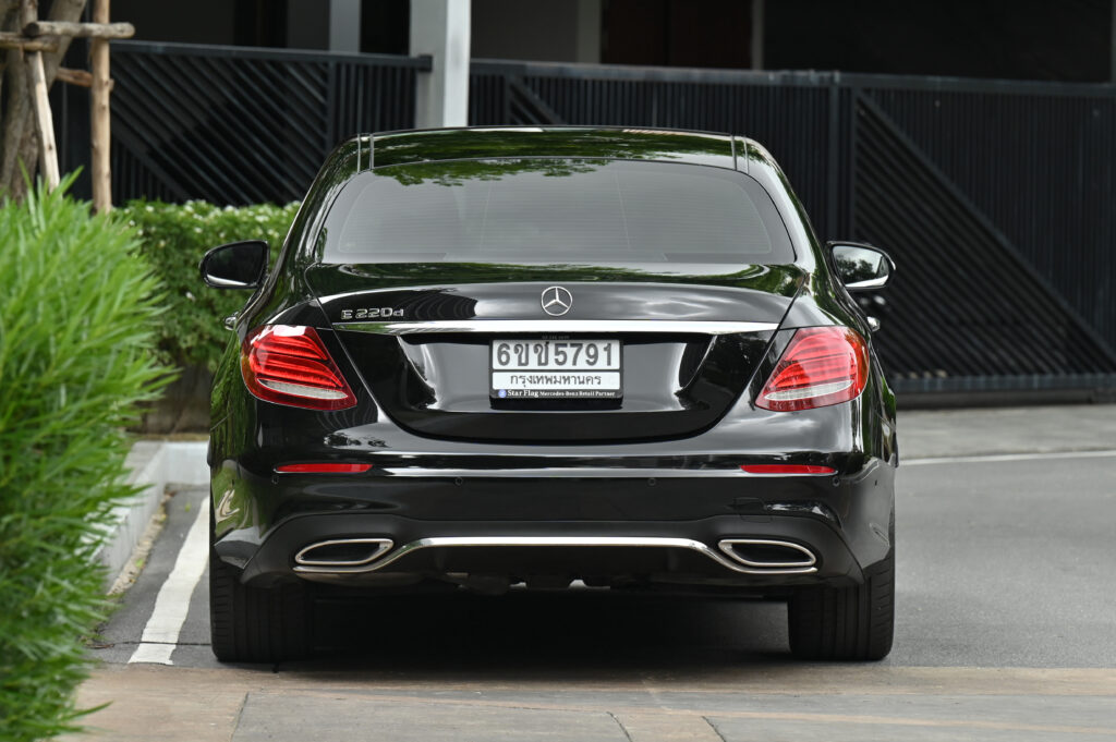 BENZ E220 d AMG Dynamic W213 สีดำ ภายในสีน้ำตาล Saddle Brown สวยมาก ออกศูนย์เบนซ์ทองหล่อสภาพดีเยี่ยม